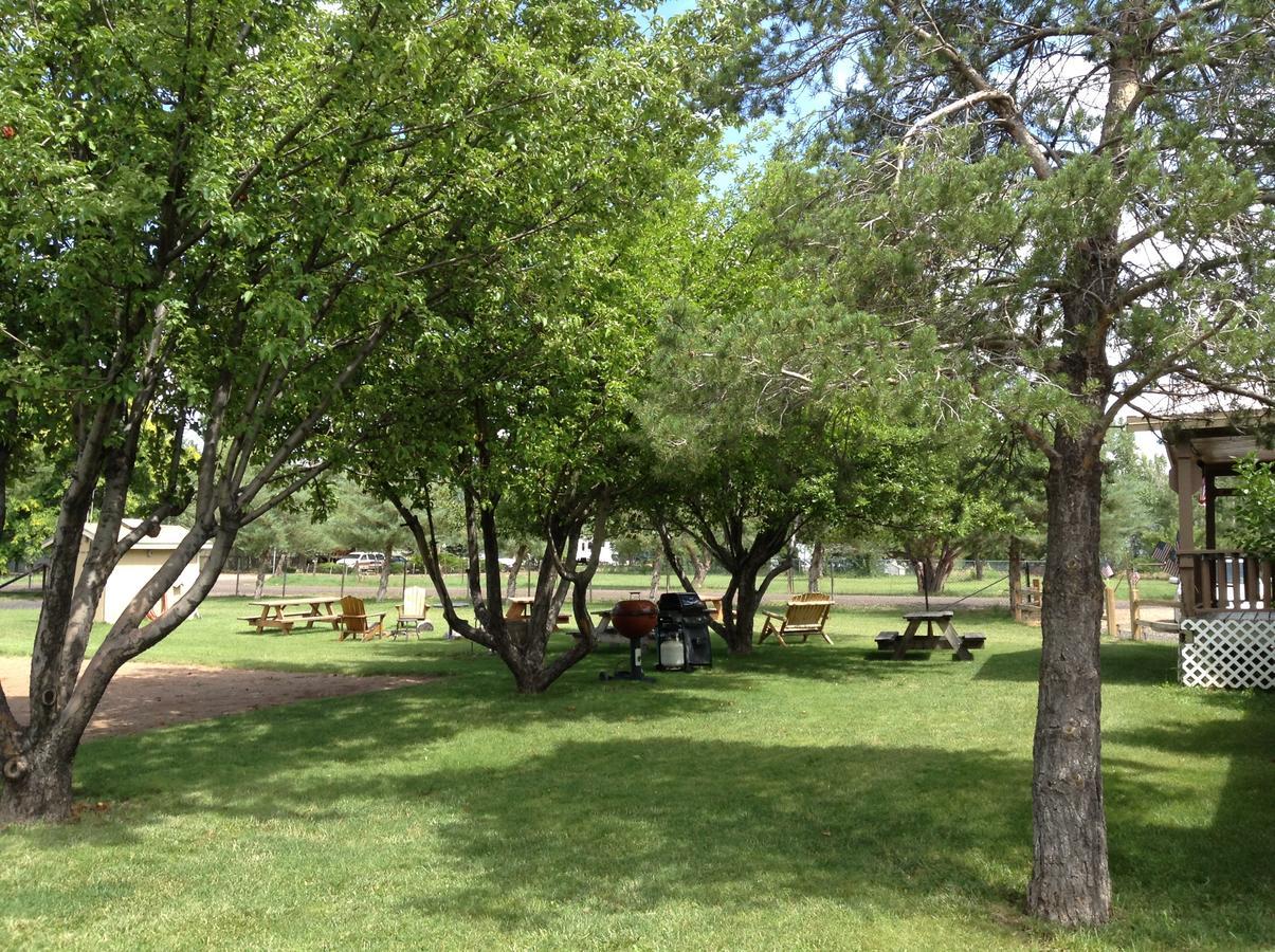 פיינטופ-לייקסייד Rainbows End Fishing Resort מראה חיצוני תמונה